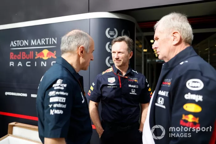 Franz Tost, director del equipo, AlphaTauri, Christian Horner, director del equipo, Red Bull Racing, y Helmut Marko, consultor, Red Bull Racing, en el paddock