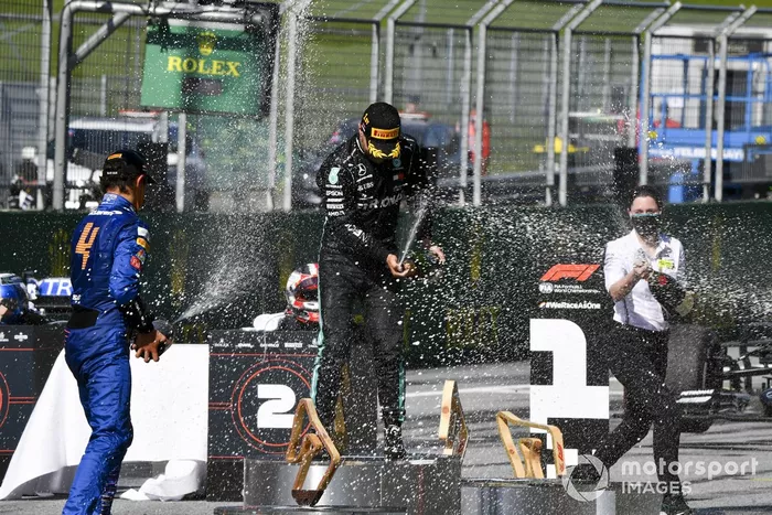Podio: ganador de la carrera Valtteri Bottas, Mercedes-AMG Petronas F1, Holly Chapman, su ingeniera de motor, el segundo lugar Charles Leclerc, Ferrari, el tercer lugar Lando Norris, McLaren celebran