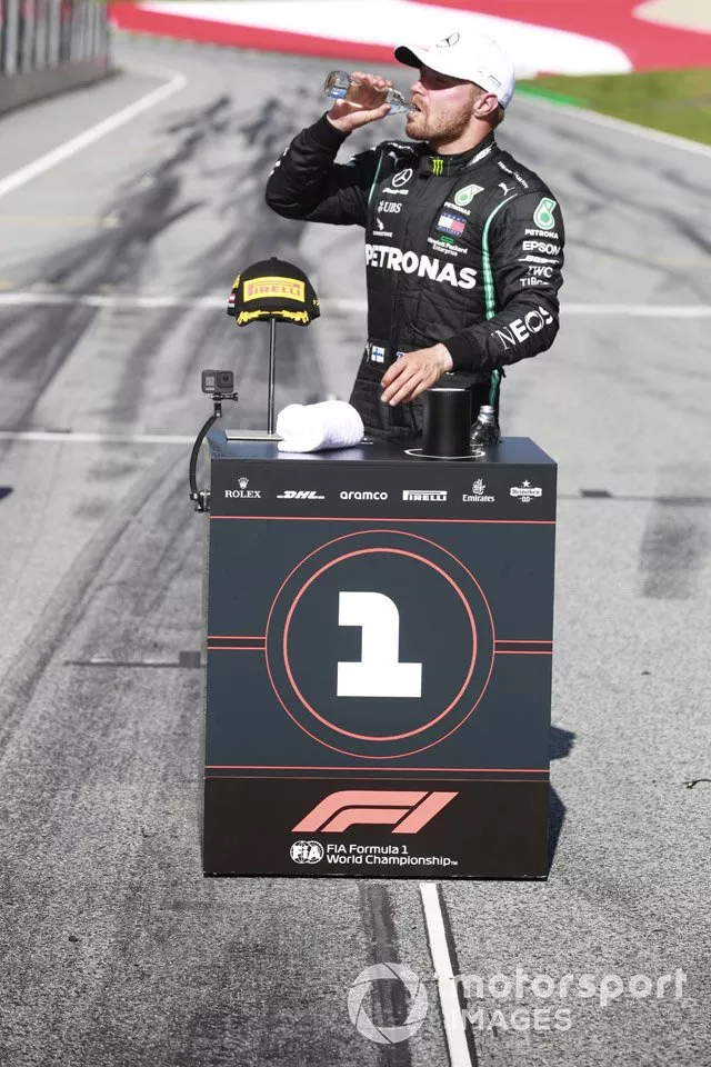 Valtteri Bottas, Mercedes-AMG Petronas F1, celebra después de la carrera