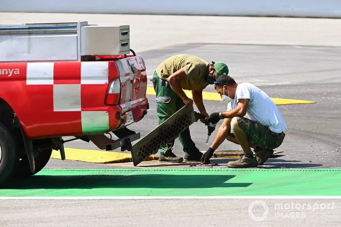 Trabajadores hacen reparaciones en la pista