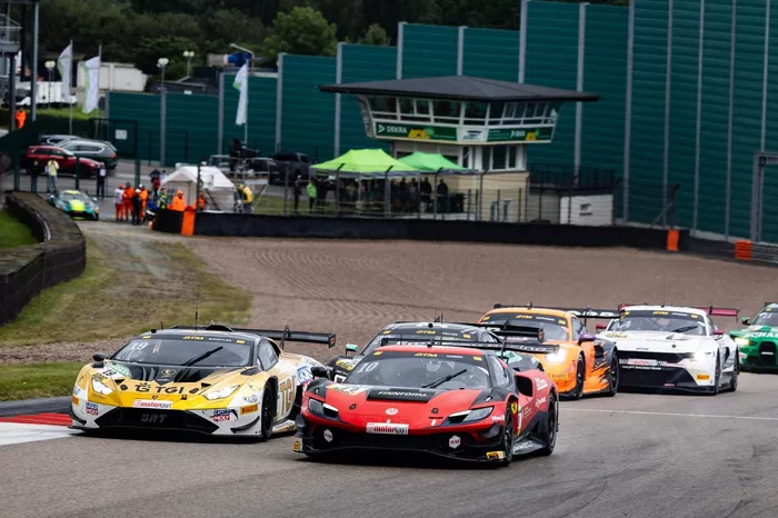 Luca Engstler, Grasser Racing Team Lamborghini Huracán EVO GT3, Ben Green, Emil Frey Racing Ferrari Ferrari 296 GT3