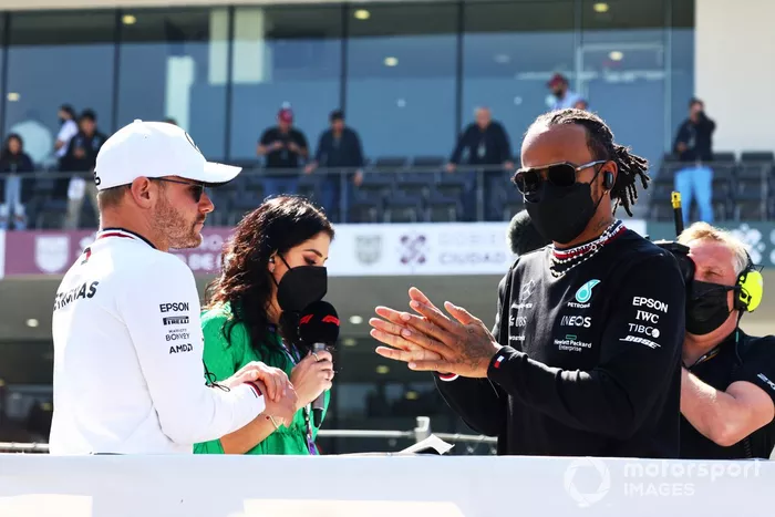 Valtteri Bottas, de Mercedes, y Lewis Hamilton, de Mercedes, en el desfile de pilotos