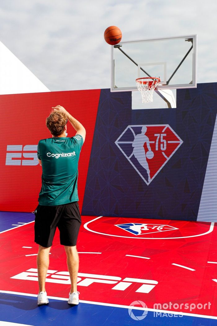 Sebastian Vettel, Aston Martin juega al baloncesto