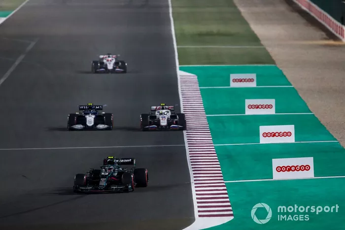 Sebastian Vettel, Aston Martin AMR21, Mick Schumacher, Haas VF-21, Nicholas Latifi, Williams FW43B, y Nikita Mazepin, Haas VF-21