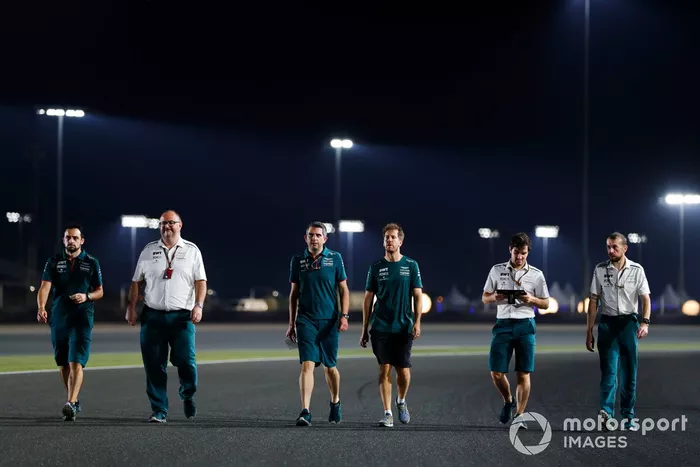 Sebastian Vettel, Aston Martin camina por la pista 