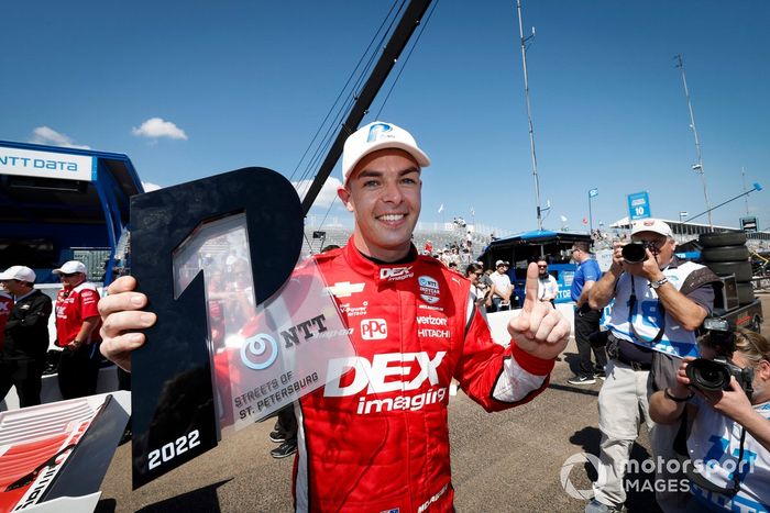 El piloto Scott McLaughlin, del Team Penske Chevrolet, celebra su pole position