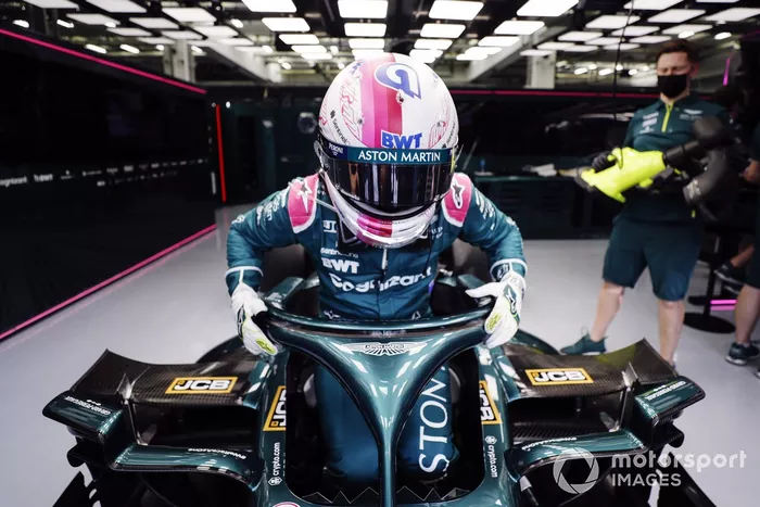 Sebastian Vettel, Aston Martin AMR21, monte dans sa monoplace
