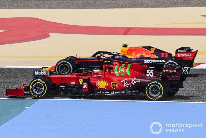 Carlos Sainz Jr., Ferrari SF21 y Sergio Perez, Red Bull Racing RB16B 