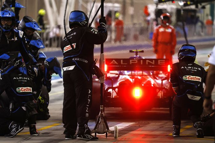 Esteban Ocon, Alpine A521, sale de pits