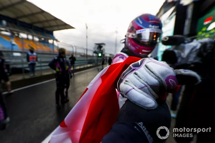 Ganador de la pole Lance Stroll, Racing Point, celebra