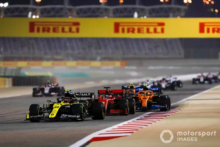 Esteban Ocon, Renault F1 Team R.S.20, Sebastian Vettel, Ferrari SF1000, e Alex Albon, Red Bull Racing RB16