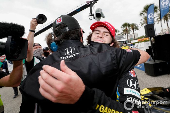 El ganador de la carrera, Colton Herta, Andretti Autosport Honda, celebra su victoria