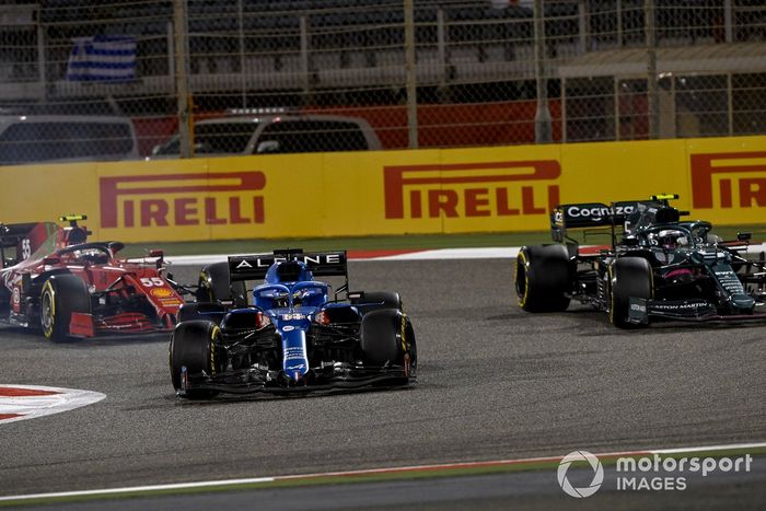 Fernando Alonso, Alpine A521, Sebastian Vettel, Aston Martin AMR21, Carlos Sainz Jr., Ferrari SF21