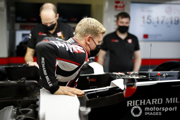 Mick Schumacher ajustando su asiento de Haas F1, Haas VF20