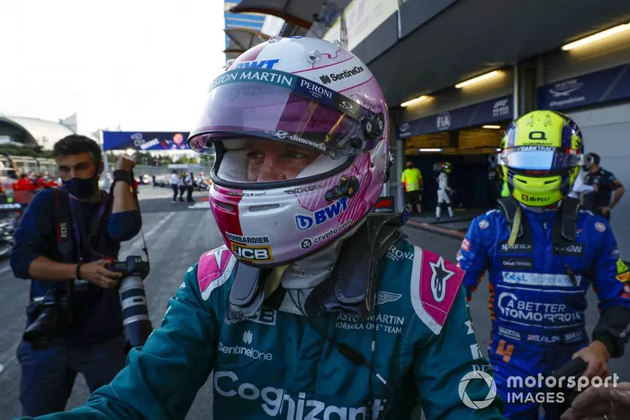 Sebastian Vettel, Aston Martin, 2ª posición, celebra su llegada al Parc Ferme