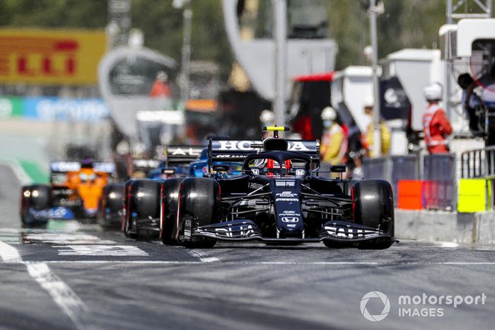Pierre Gasly, AlphaTauri AT02, Fernando Alonso, Alpine A521