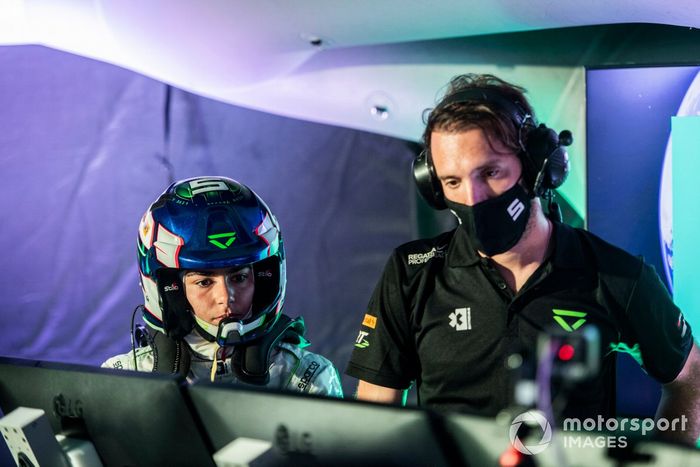 Jamie Chadwick, Veloce Racing, y el equipo Veloce, en el centro de comando