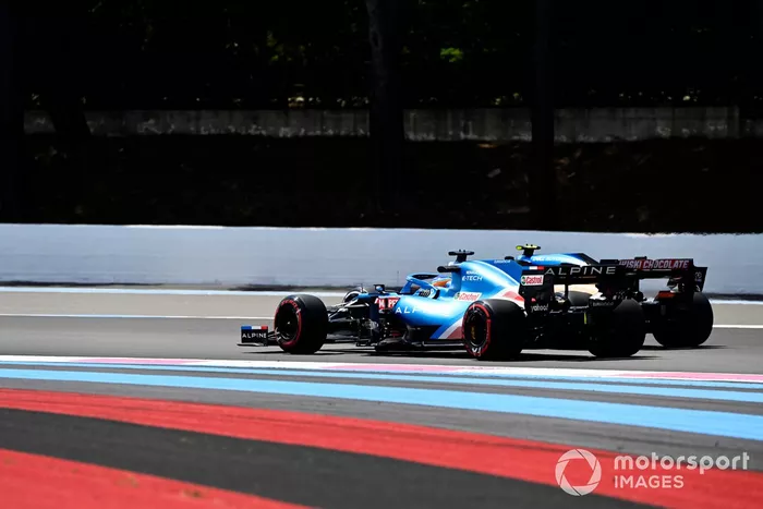 Fernando Alonso, Alpine A521, y Lando Norris, McLaren MCL35M