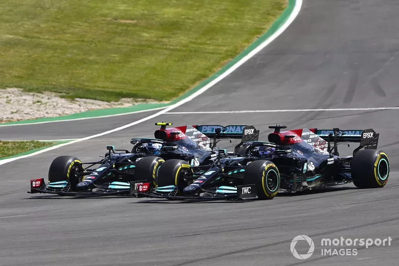 Lewis Hamilton, Mercedes W12, sorpassa Valtteri Bottas, Mercedes W12