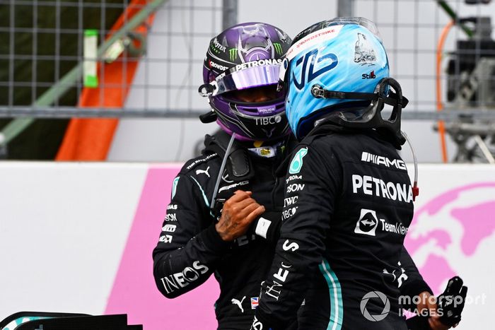 Segundo lugar Lewis Hamilton, Mercedes, y Valtteri Bottas, Mercedes, 3ª posición, se felicitan mutuamente en el Parc Ferme