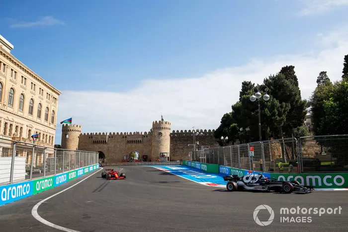 Pierre Gasly, AlphaTauri AT02, Carlos Sainz Jr., Ferrari SF21