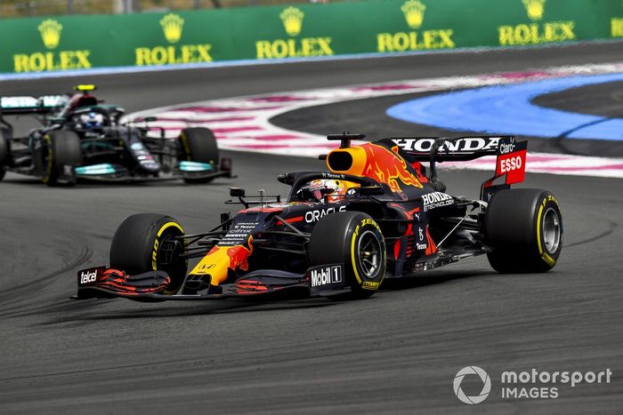 Max Verstappen, Red Bull Racing RB16B, Valtteri Bottas, Mercedes W12