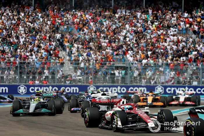 Valtteri Bottas, Alfa Romeo C42, Pierre Gasly, AlphaTauri AT03, Lewis Hamilton, Mercedes W13, el resto de la parrilla en la primera vuelta