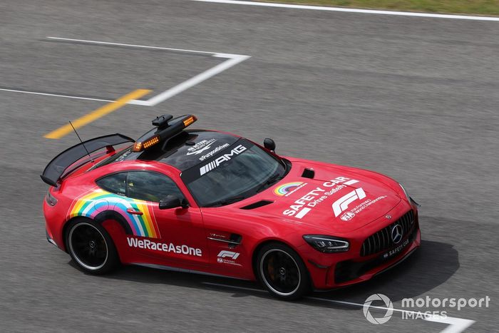 El coche de seguridad de Mercedes pintado de rojo en homenaje a Ferrari