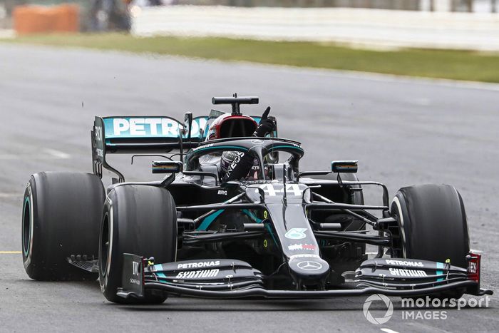 Lewis Hamilton, Mercedes F1 W11, cruza la línea de meta en primera posición para conseguir su 92ª victoria en un Gran Premio, la mayor para cualquier piloto en la historia de la F1