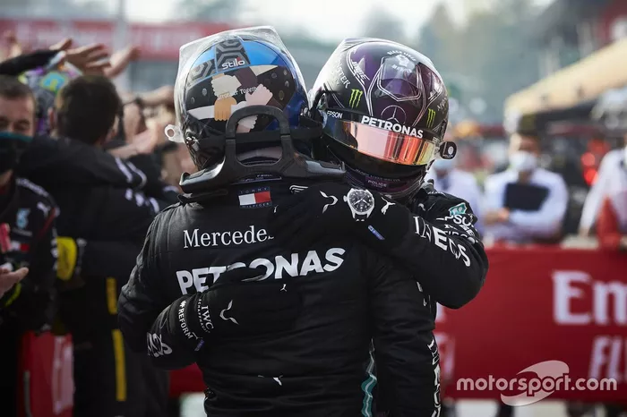 Ganador Lewis Hamilton, Mercedes-AMG F1, segundo Valtteri Bottas, Mercedes-AMG F1