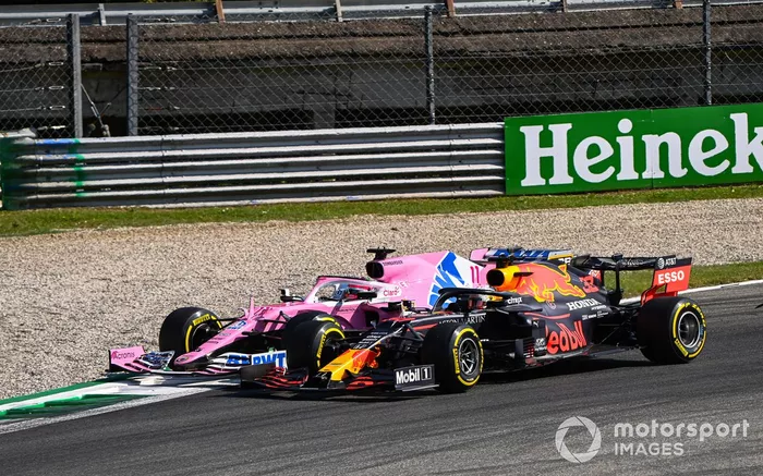 Sergio Pérez, Racing Point RP20, en la grava Max Verstappen, Red Bull Racing RB16
