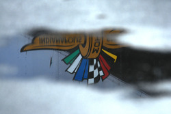 Le logo de l'Indianapolis Motor Speedway se reflète dans une flaque d'eau de pluie