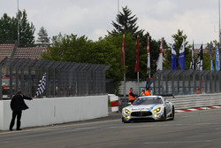 Bandera a cuadros para #4 AMG-Team Black Falcon, Mercedes-AMG GT3: Bernd Schneider, Maro Engel, Adam Christodoulou, Manuel Metzger