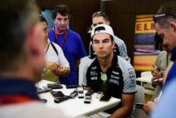 Sergio Perez, Sahara Force India F1, mit der Presse