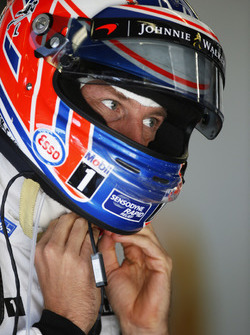 Jenson Button, McLaren MP4-31 in de garage