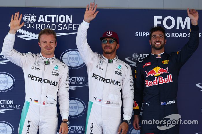 Pole position para Lewis Hamilton, Mercedes AMG F1 W07 , segundo puesto de Nico Rosberg, Mercedes AMG Petronas F1 W07 y tercer lugar de Daniel Ricciardo, Red Bull Racing RB12