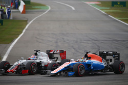 Romain Grosjean, Haas F1 Team VF-16 and Pascal Wehrlein, Manor Racing MRT05 battle for position