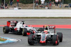 Esteban Gutierrez, Haas F1 Team VF-16 leads team mate Romain Grosjean, Haas F1 Team VF-16