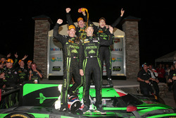 Todos los ganadores Johannes van Overbeek, Scott Sharp, Ed Brown, Pipo Derani, ESM Racing