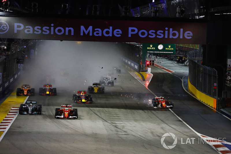 Kimi Raikkonen, Ferrari SF70H dopo l'incidente con Max Verstappen, Red Bull Racing RB13 nel primo gi