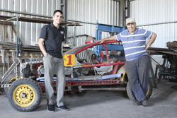 Santiago Urrutia junto a