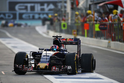 Daniil Kvyat, Scuderia Toro Rosso STR11 rentre aux stands avec une crevaison