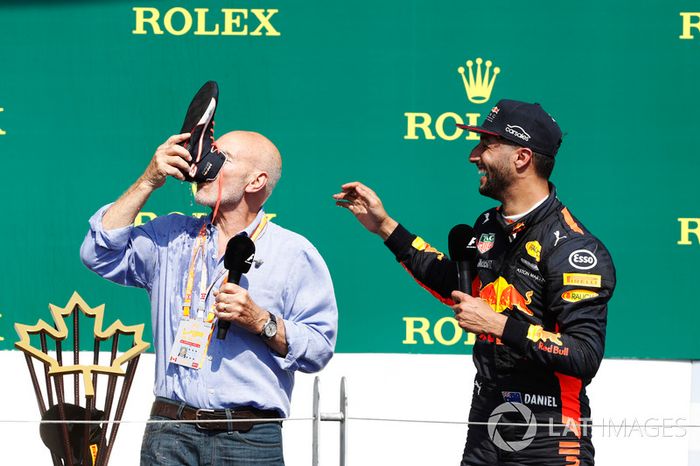 Sir Patrick Stewart bebe champagne de la zapatilla de Daniel Ricciardo, Red Bull Racing, en el podium