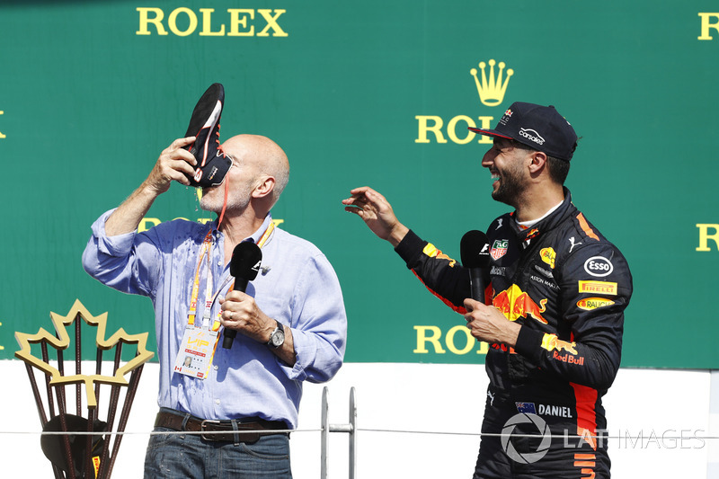 Sir Patrick Stewart bebe champagne de la zapatilla de Daniel Ricciardo, Red Bull Racing, en el podiu