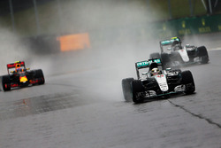 Lewis Hamilton, Mercedes AMG F1 W07 Hybrid, mène devant son coéquipier Nico Rosberg, Mercedes AMG F1 W07 Hybrid et Max Verstappen, Red Bull Racing RB12
