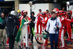 Felipe Massa, Williams est applaudi par l'équipe Ferrari dans les stands après son abandon