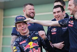 Max Verstappen, Red Bull Racing en una fotografía de equipo