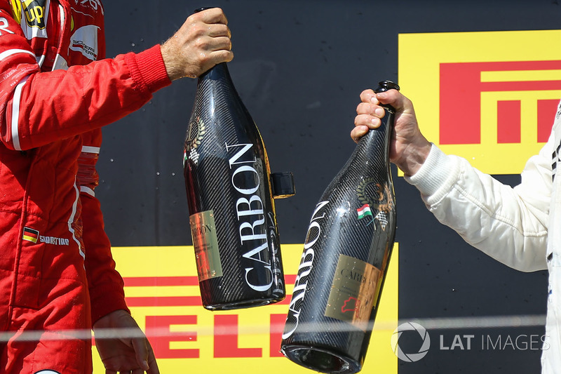 Podio: ganador de la carrera Sebastian Vettel, Ferrari y tercer lugar Valtteri Bottas, Mercedes AMG F1