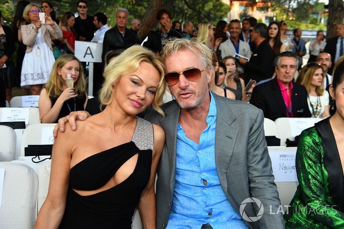 Atriz Pamela Anderson e Eddie Irvine em 2017
