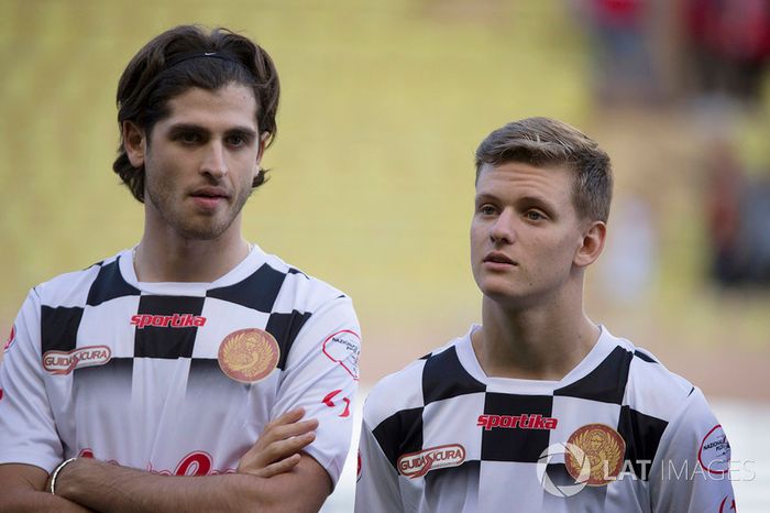 Antonio Giovinazzi, Ferrari piloto de reserva y Mick Schumacher en el partido de fútbol World Stars